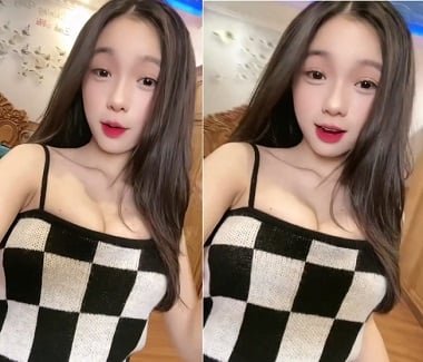 Địt em áo caro trong toilet phê smlều
